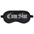 Autsch! - Satin-Schlafmaske mit der Aufschrift „Cum Slut“ (schwarz)