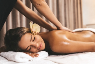 Nuru-Massage: Was steckt dahinter und wie lässt sie sich für Paare gefahrlos erleben?